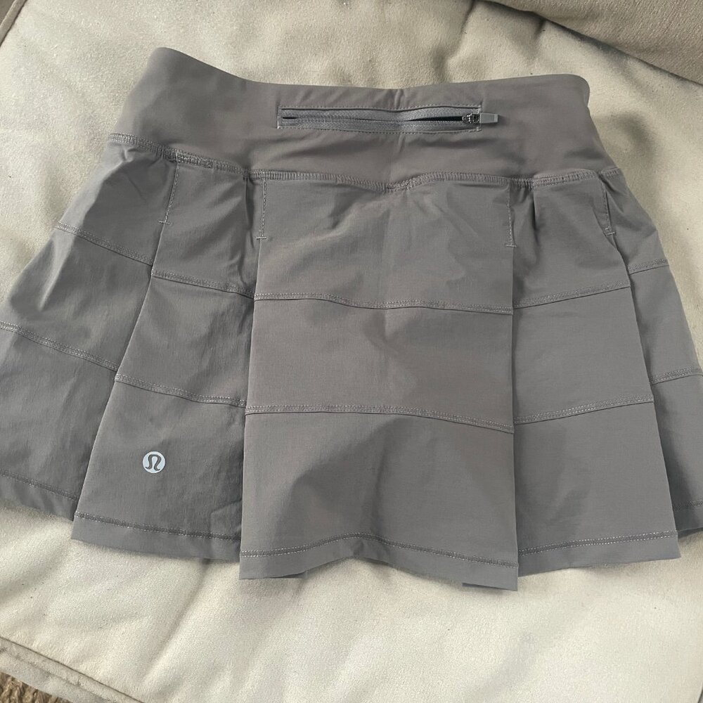Lulu Pacer Skirt, Size 4, Charcoal.